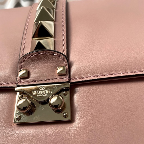 Valentino Garavani Handbags - Valentino Garavani Glam nude poudrè shoulder bag